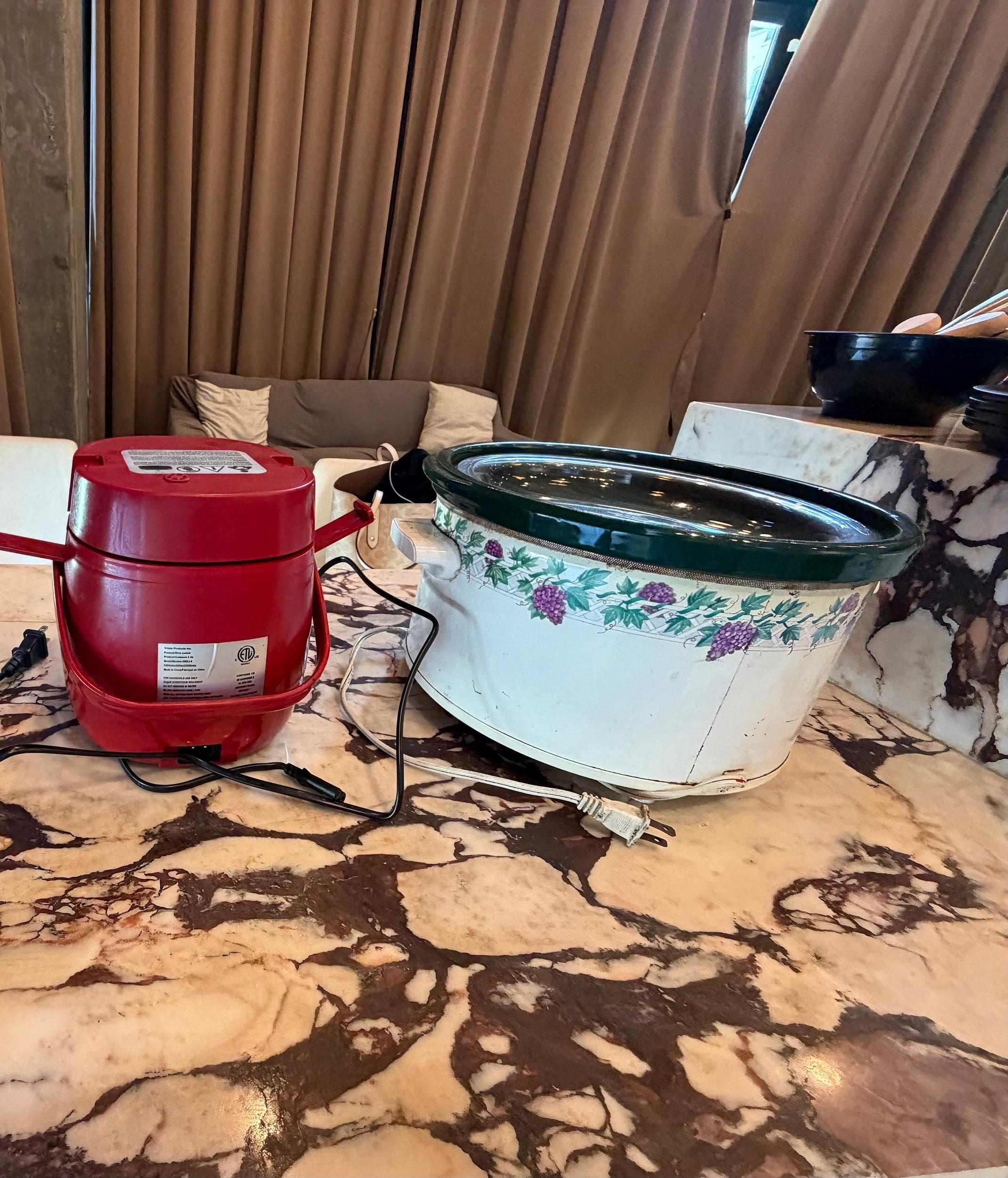 2 Slow Cookers / Crock-Pots